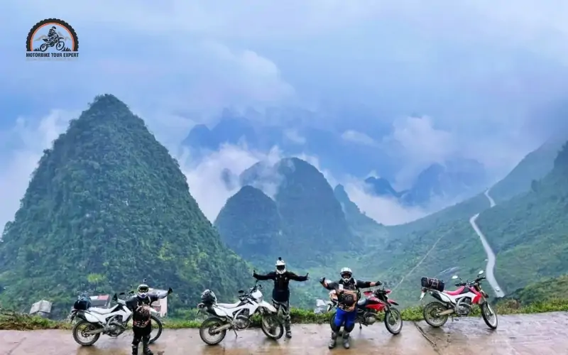 A month-by-month guide helps riders choose the best routes and weather conditions in Vietnam