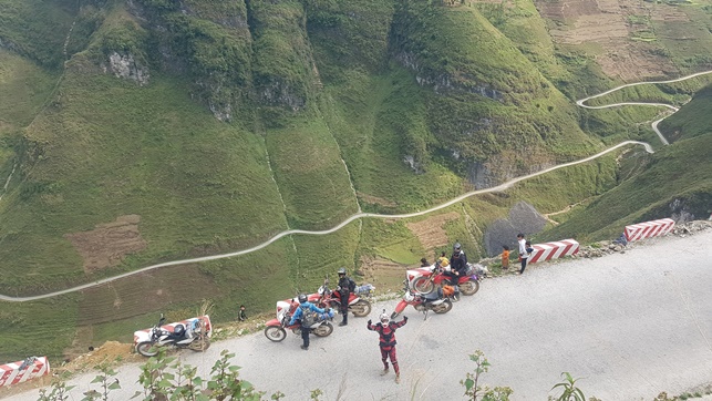 Ma Pi Leng Pass brings many experiences to riders when exploring this place