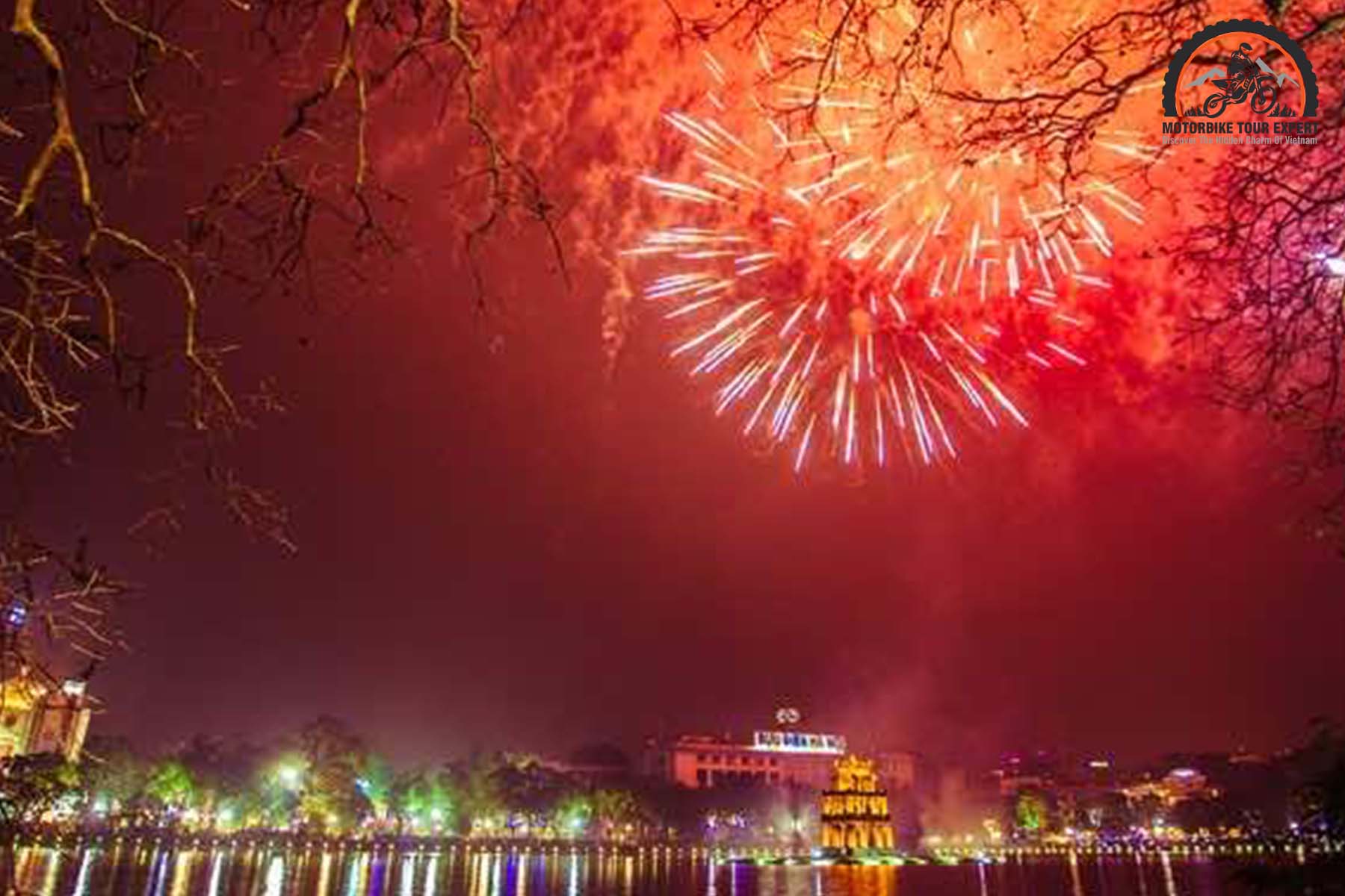 Spring in Hanoi ignites the night sky with magnificent fireworks