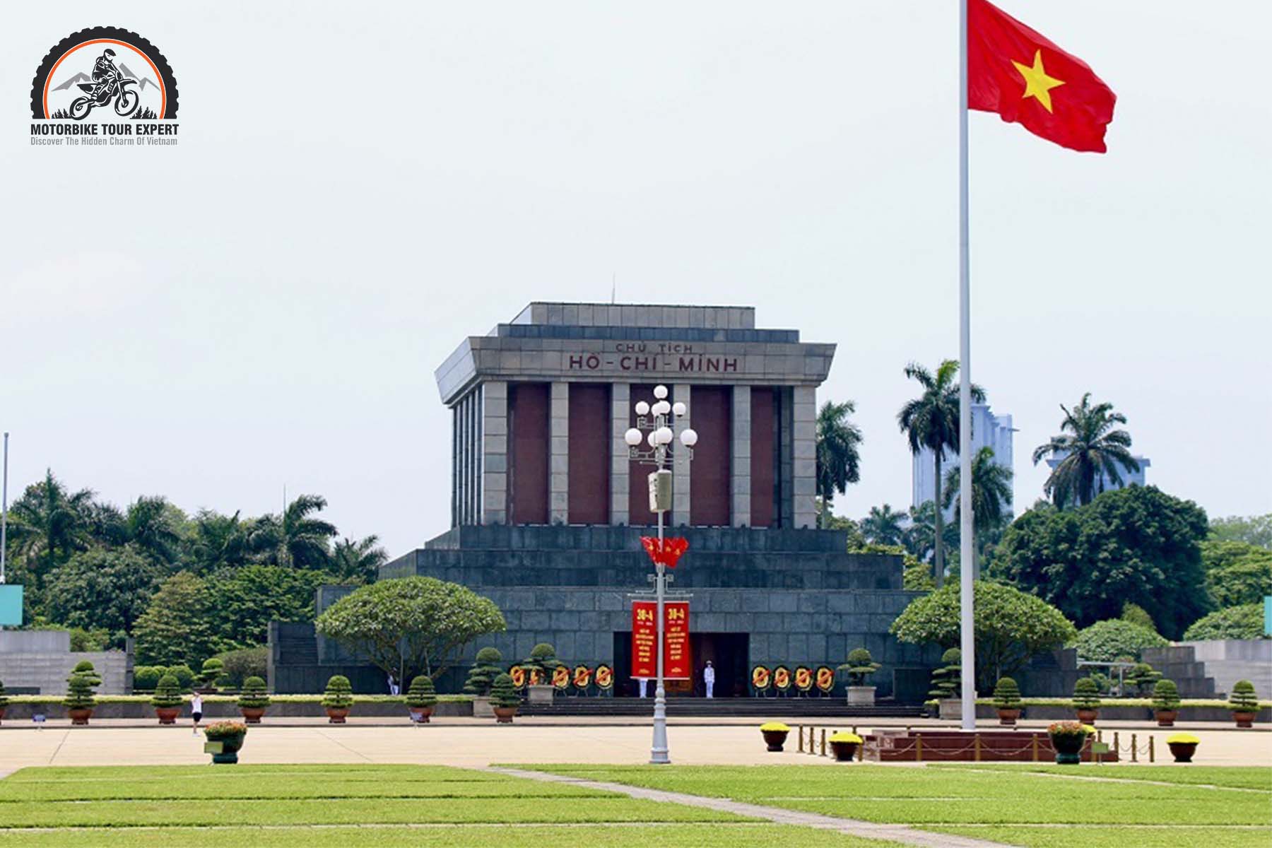 The location of President Ho Chi Minh's Mausoleum exudes a solemn and dignified atmosphere