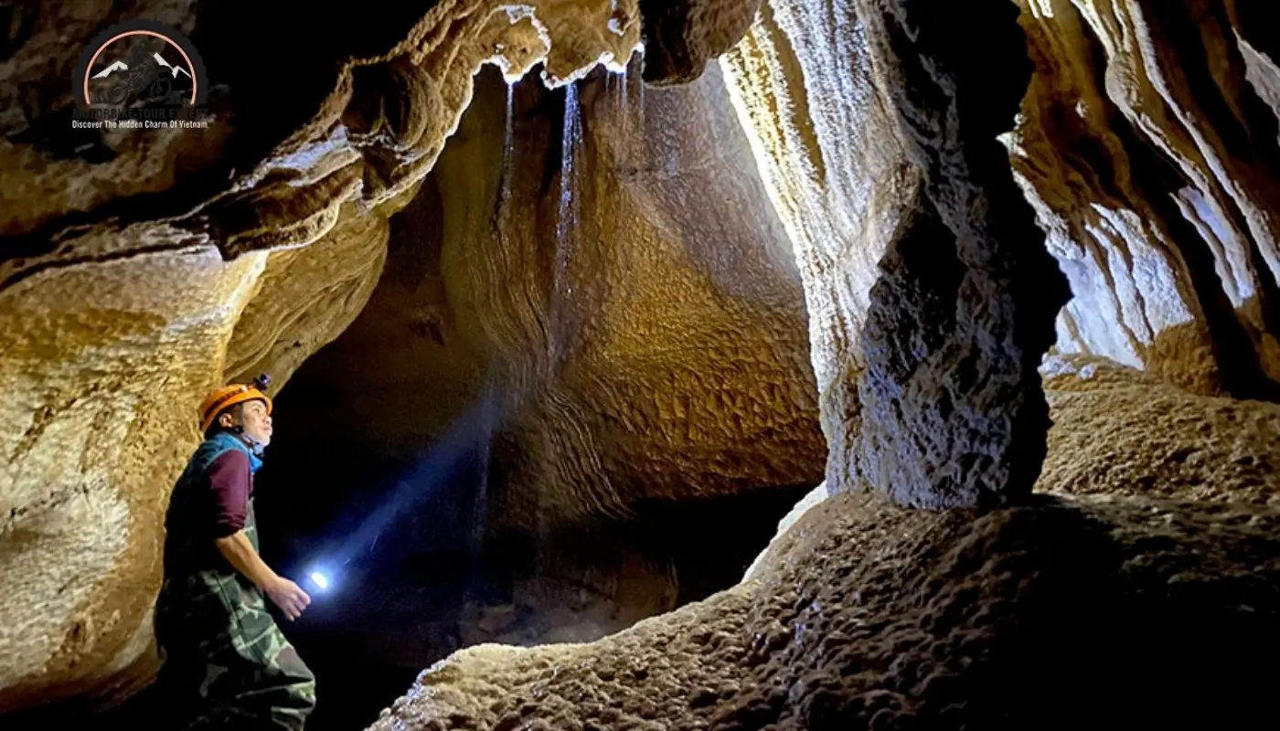 Explore Tham Phay Cave - Magnificent things to do in Ba Be Lake