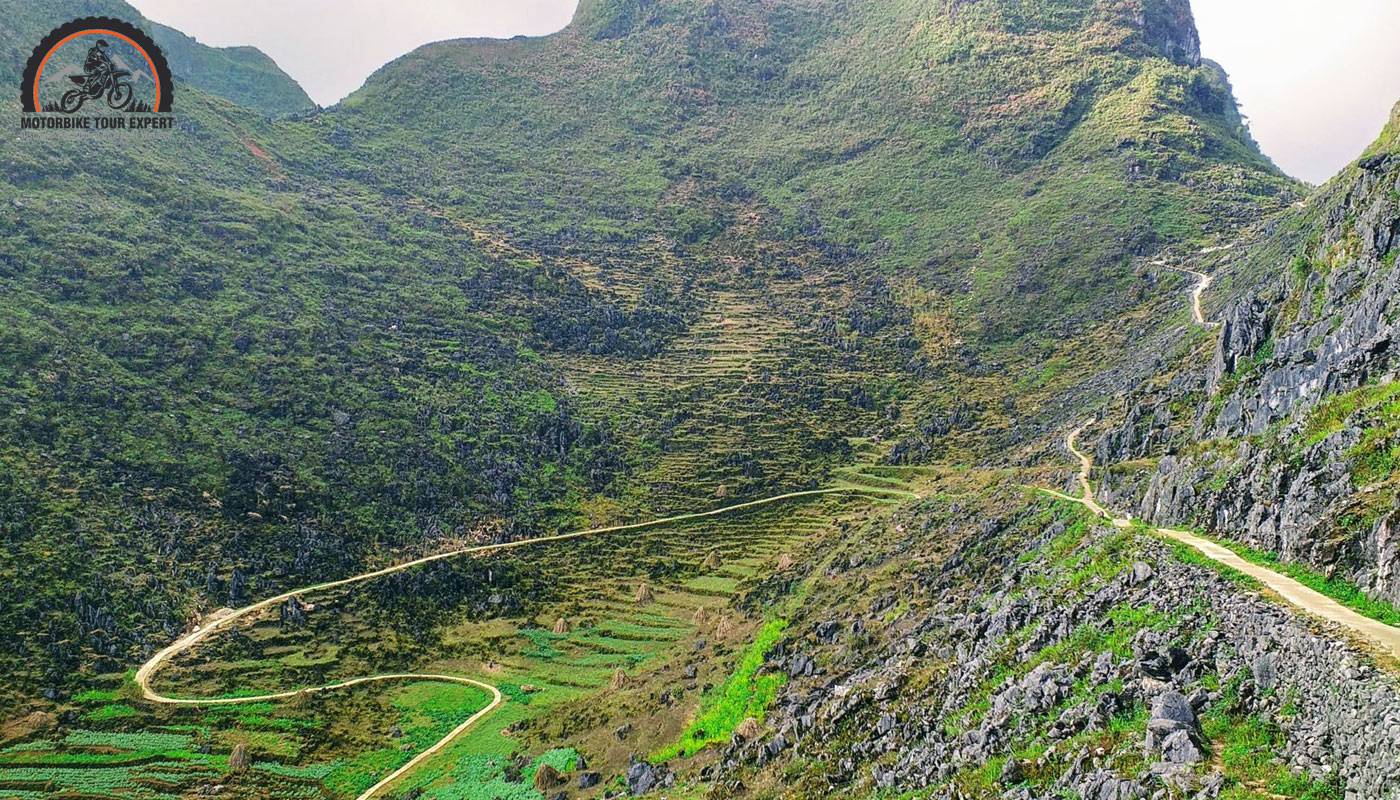 Exploring Ha Giang Loop with an experienced tour guide will reduce the risks