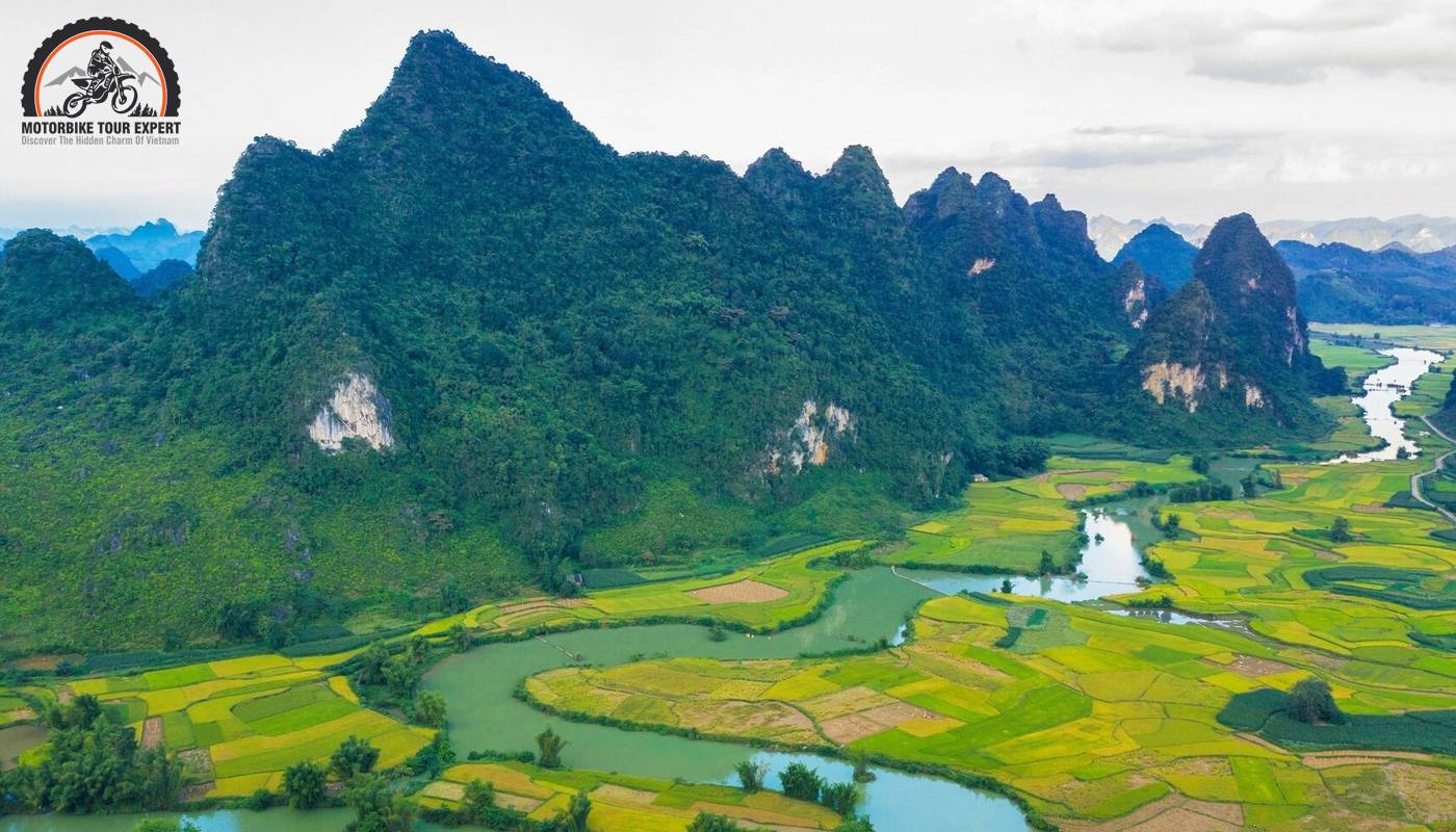 Delight in the breathtaking mountain views along QL34 on your way to Cao Bang