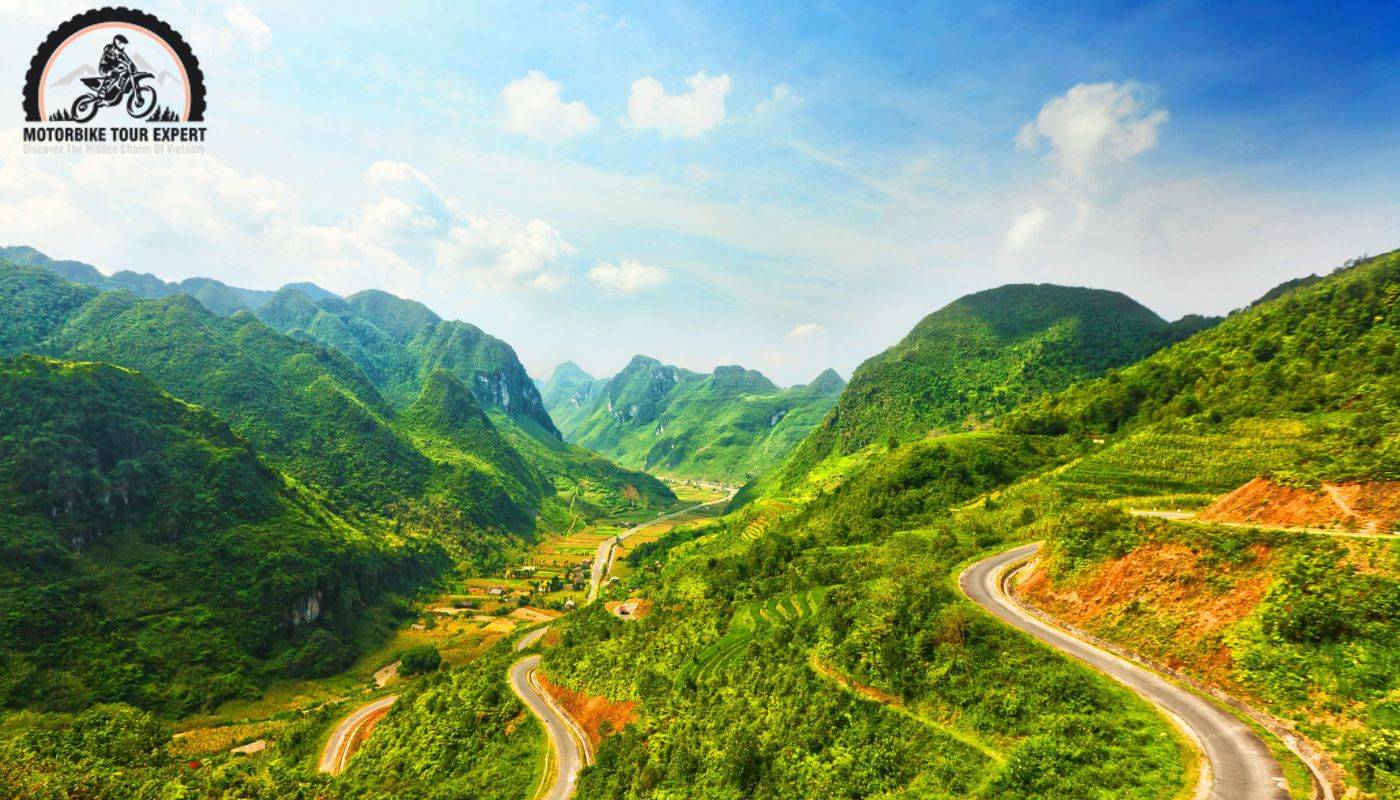 Pha Din is one of the four highest passes in Vietnam, with a length of 32 km and an elevation of 1000m above sea level
