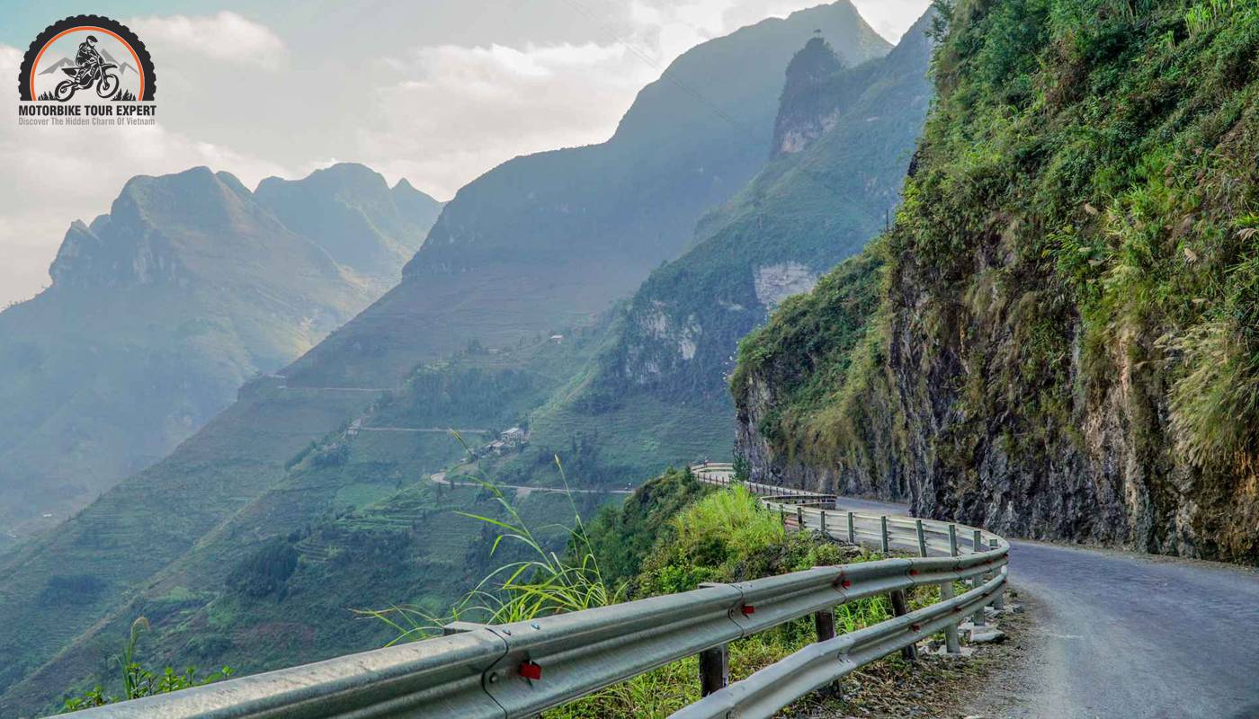 Ma Pi Leng Pass spans along Highway 4C, traversing through the Pa Vi and Pai Lung communes of the Meo Vac district