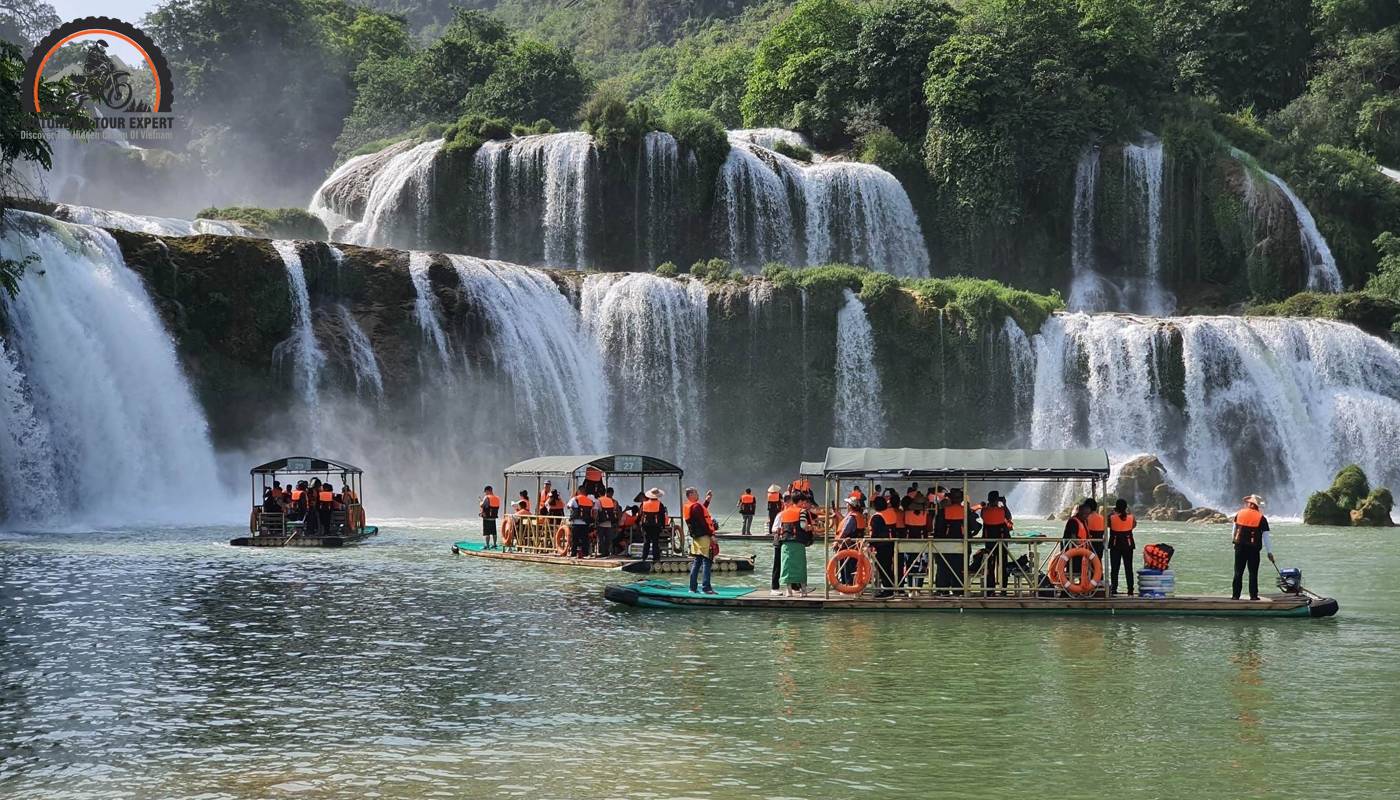Sitting on a boat to admire the scenery is an experience not to be missed when traveling to Ban Gioc Waterfall