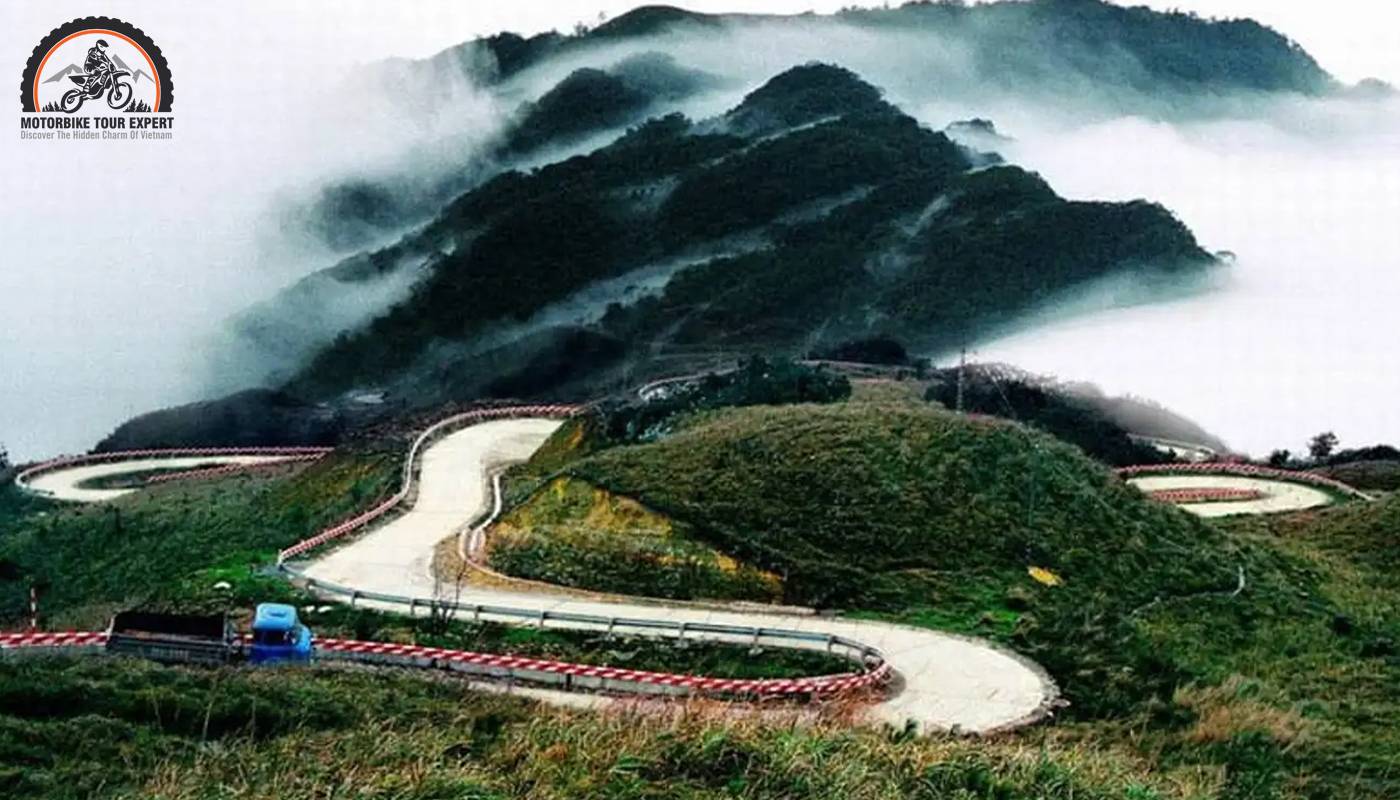 Experiencing the majestic mountain scenery on the way to Mai Chau with your lover will be an unforgettable memory