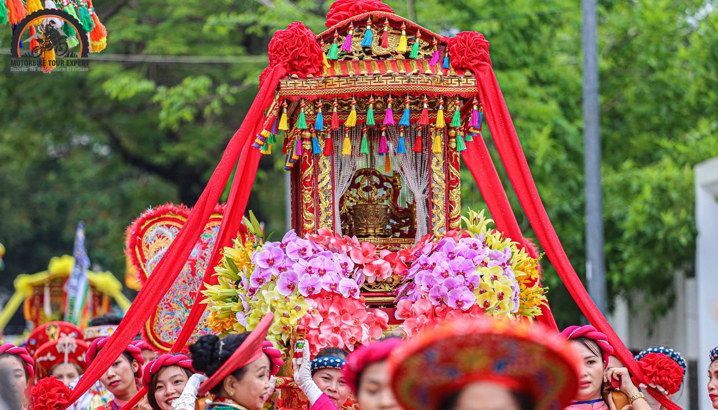 Hon Chen Palace Festival is one of the largest and most solemn Hue traditional festivals