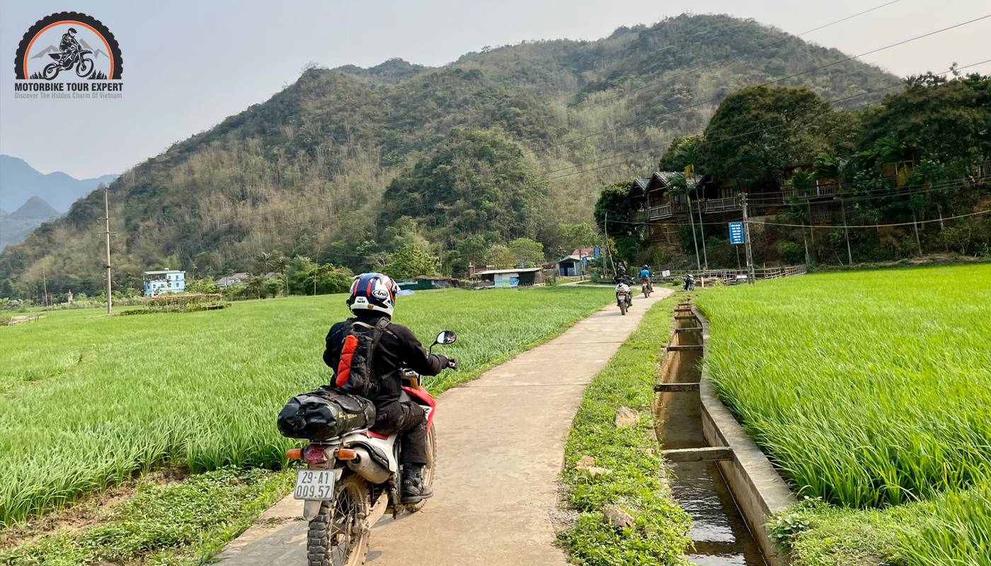 The Mai Chau Valley motorbike routes feature breathtaking landscapes, with rice fields surrounded by mountains and enchanting ethnic minority villages