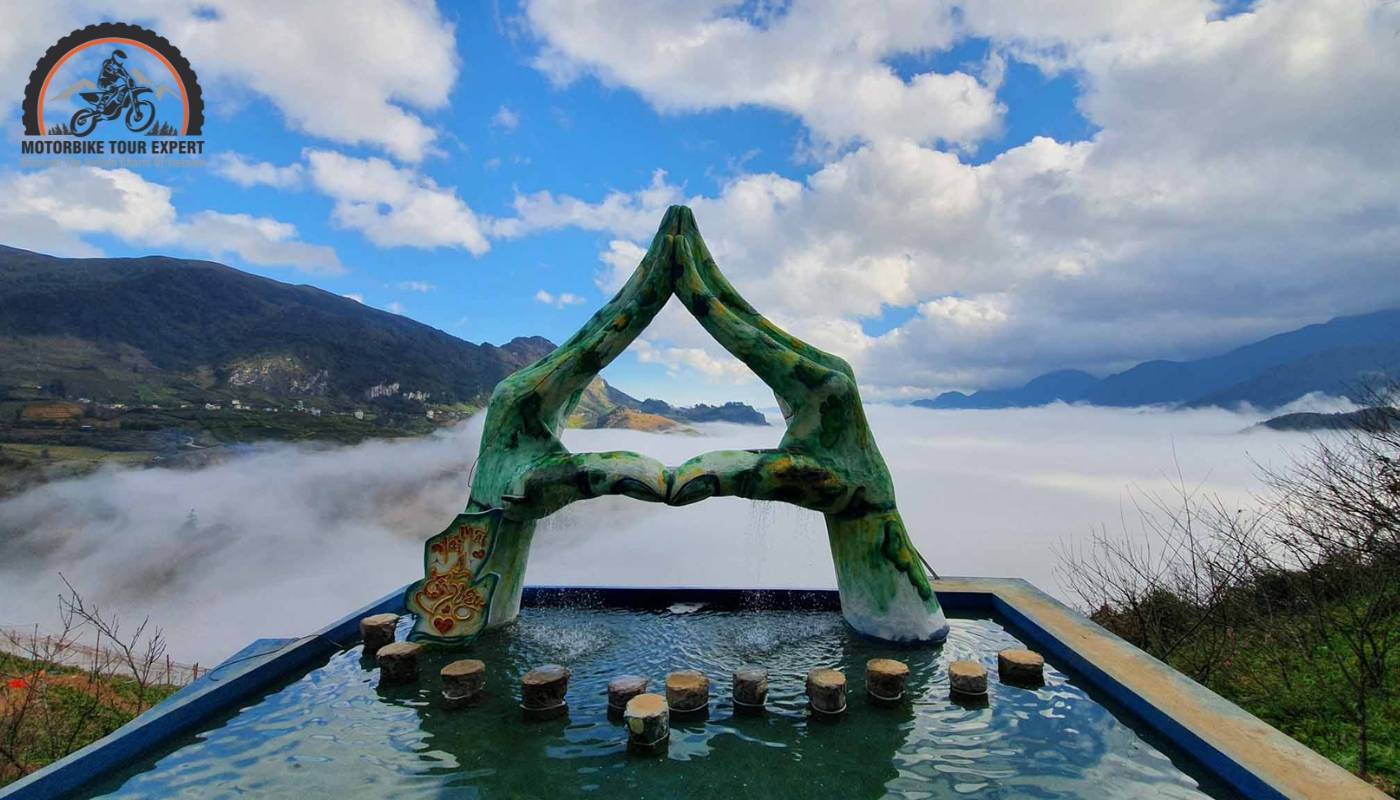 The "Heaven's Gate" viewpoint overlooking a picturesque valley of terraced rice fields