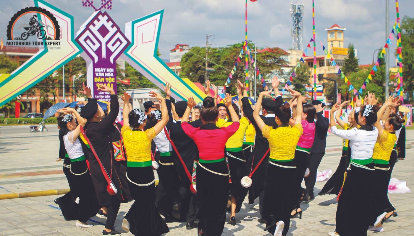 Vibrant Traditions: Top 8 Moc Chau Traditional Festivals|White blossoms set the scene for romance and tradition.|Moc Chau's festivals weave together the diverse cultural traditions of the region.|Visitors delight in the region's agricultural abundance.|Shamans lead spiritual rituals to connect with ancestors.|A lively celebration of love