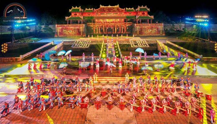 Hue traditional festivals|A corner of the Bai Choi area is located right at Cau Ngoi Thanh Toan rural market|Cau Ngu Festival is a festival of the people of Thai Duong Ha village with a tradition of more than 500 years|Hon Chen Palace Festival is one of the largest and most solemn Hue traditional festivals|Hue is brilliant during the festival and spring travel season|If you are confident about your physical strength
