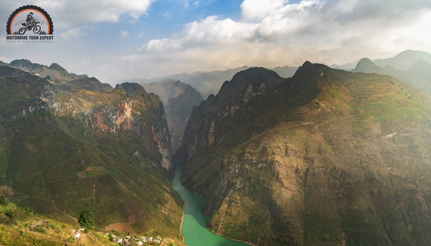 Ha Giang – Best place to experience your cloud hunting adventure|Be prepare for the bad weather when traveling to Ha Giang|One of the majestic pass in Viet Nam|You should visit Quan Ba Heaven Gate|The view from Lung Cu Flag Tower|Dong Van Karst Plateau Geopark is officially recognized by UNESCO |This is the highest mountain in Ha Giang|View from the top of this pass|Touching the cloud" in Mu Cang Chai|This is one of the most popular place of cloud hunting in Vietnam|The compass is very useful for your journey|You should visit Quan Ba Heaven Gate