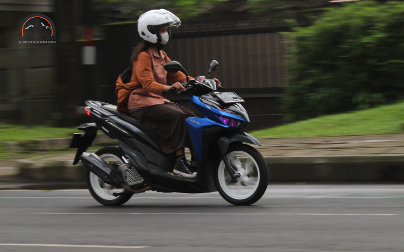 Renting motorbike from Hanoi to Bat Trang Village