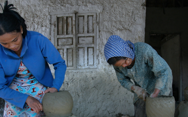 Hand-Molding technique of Bau Truc villagers