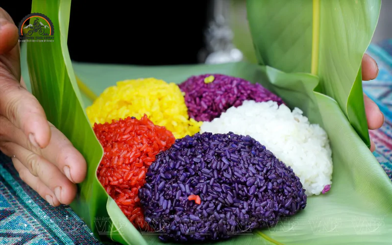 Five-color Sticky Rice, also known as xôi nếp Tú Lệ, is a local food you can’t miss when finding what to eat at Khau Pha Pass