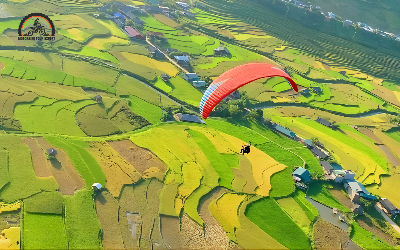 Khau Pha Pass is a top paragliding spot, especially during the “Flying Over Golden Season” festival