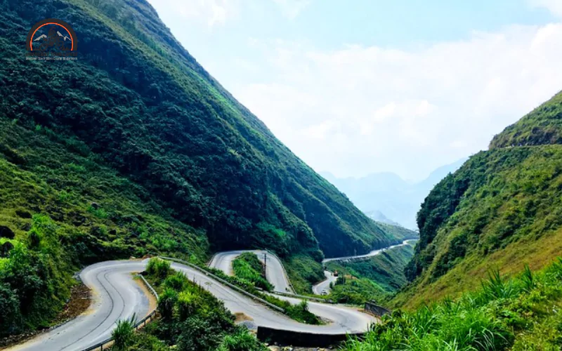 If you want to experience cloud-hunting, autumn (September - November) is the best time to visit O Quy Ho Pass