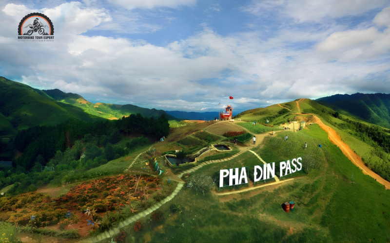 Autumn (September - November) is the best time to visit Pha Din Pass