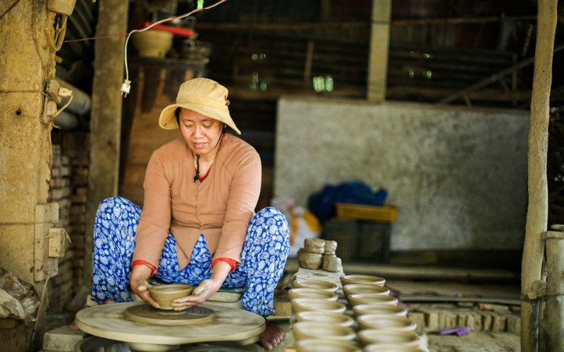 Shaping using the "Kick-Wheel" technique