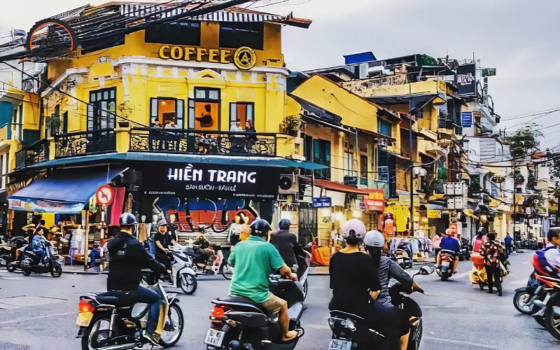 Walking around the Hanoi Old Quarter