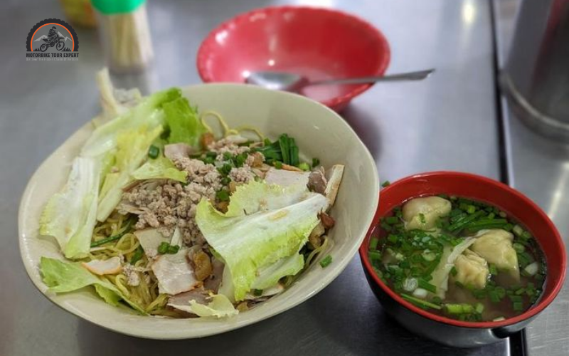 A bowl of Mì Hoành Thánh Da Lat