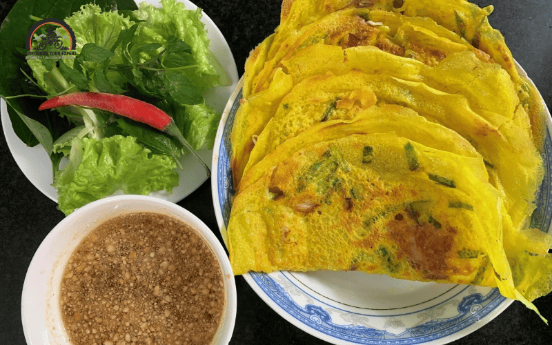 Bánh xèo Hoi An is often served with rice paper to wrap and fresh greens